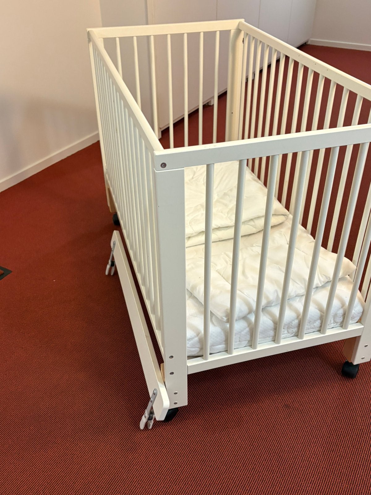 Wit peuterbedje met matras en lage instap-optie, Ophalen, Gebruikt, Ledikant