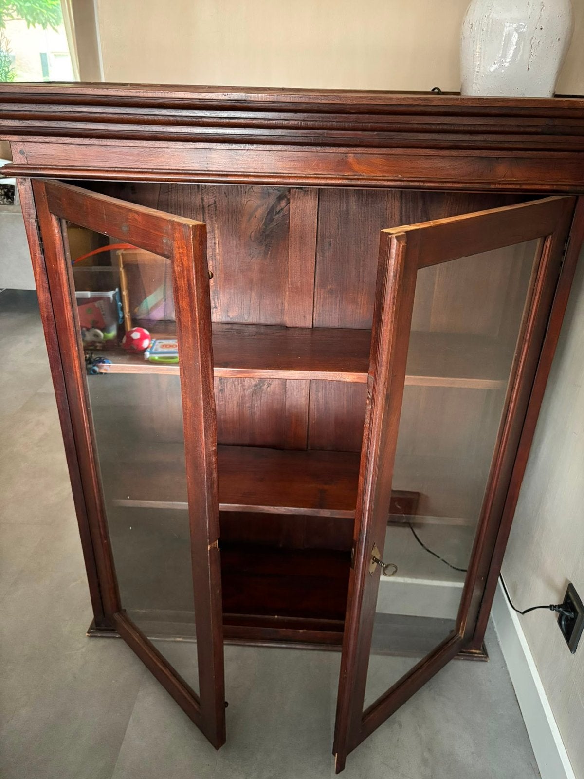 Antieke houten vitrinekast met glazen deuren, Antiek en Kunst, Ophalen