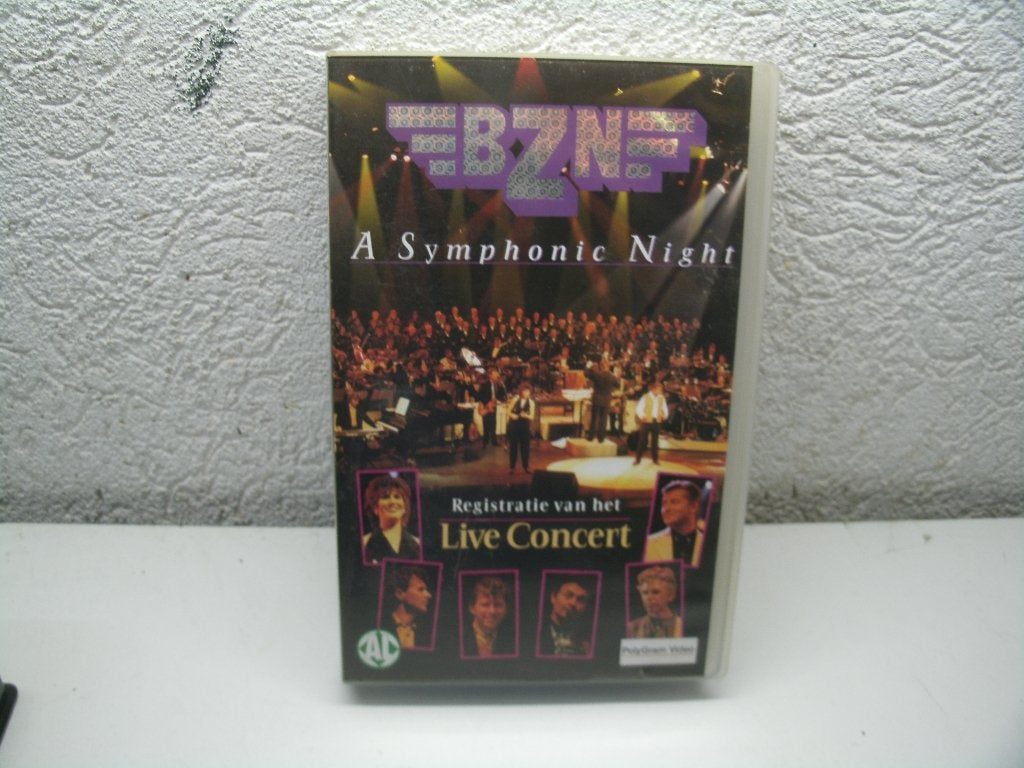 vhs 100b bzn a symphonic night, Cd's en Dvd's, Alle leeftijden, Ophalen of Verzenden, Zo goed als nieuw, Komedie