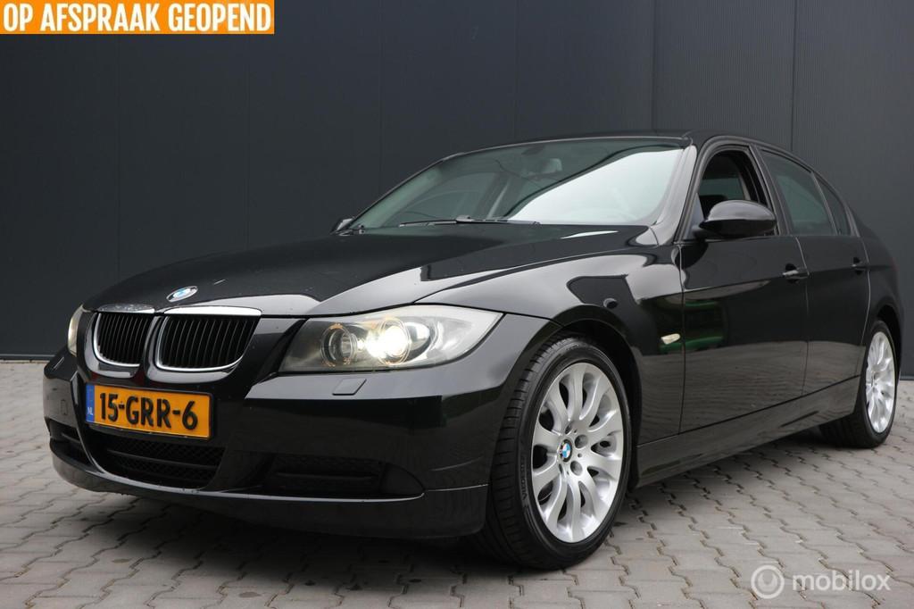 BMW 3-serie 318i 143pk ECC/NAVIGATIE/XENON/TREKHAAK/NAP, Auto's, Achterwielaandrijving, Zwart, Origineel Nederlands, Handgeschakeld
