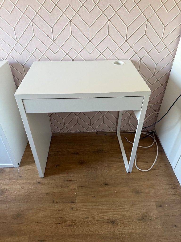 IKEA Micke bureau, Ophalen, 73 cm, Kabelgoot, Zo goed als nieuw