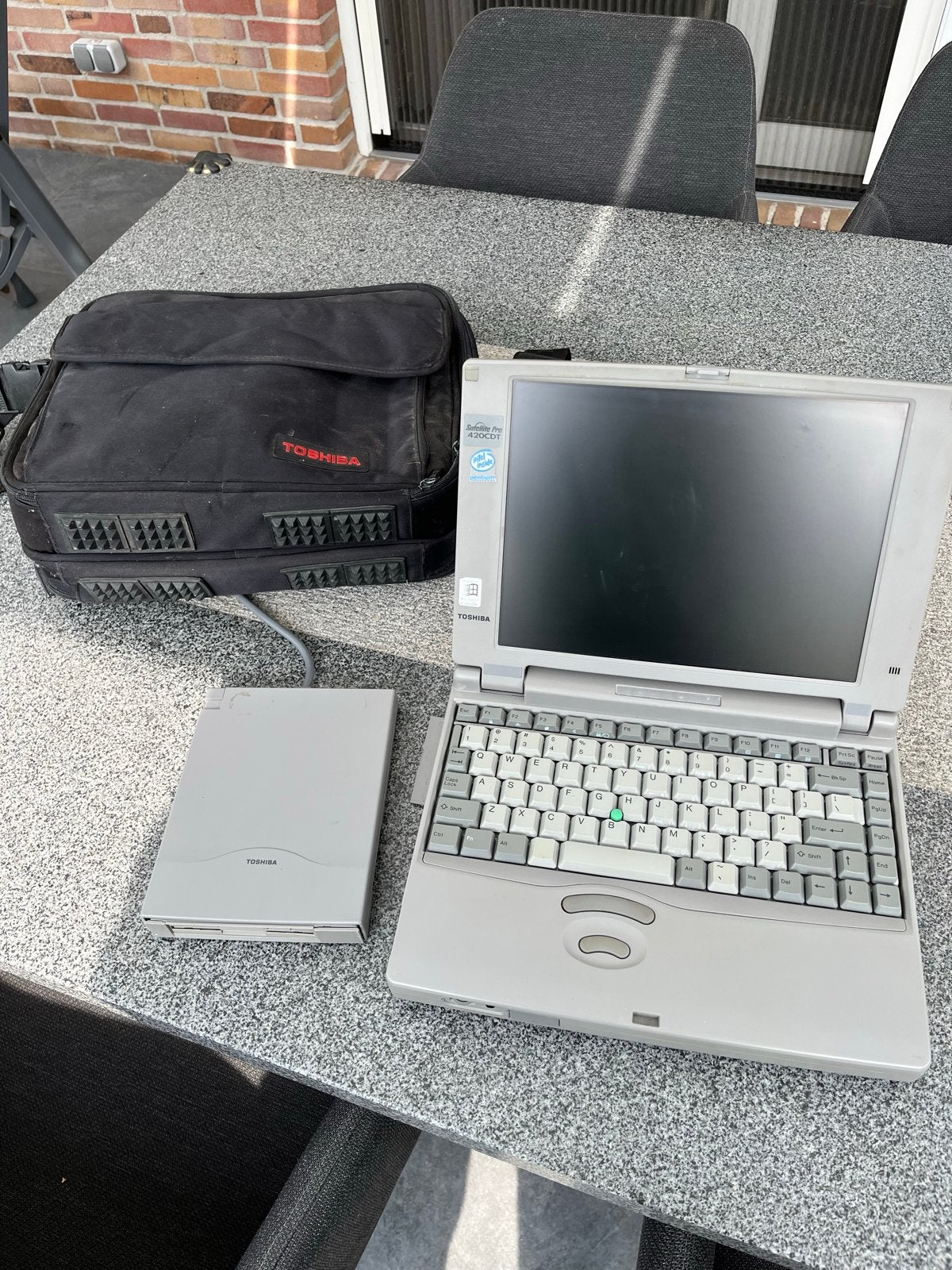 Vintage Toshiba Laptop met Floppy Drive en Tas, Computers en Software, Ophalen