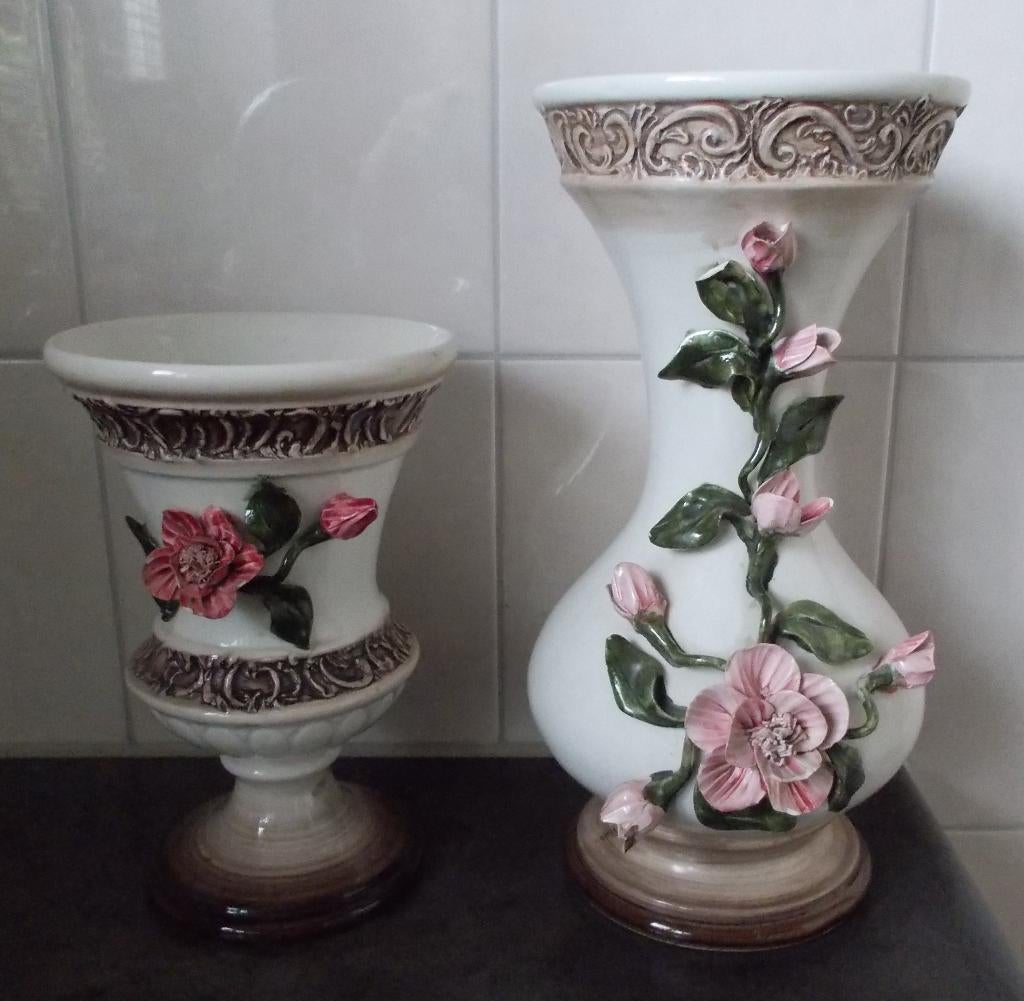 Brocante/vintage/antieke vazen met roosjes van Vaga, Overige kleuren, Verzenden, Aardewerk of Porselein, Zo goed als nieuw