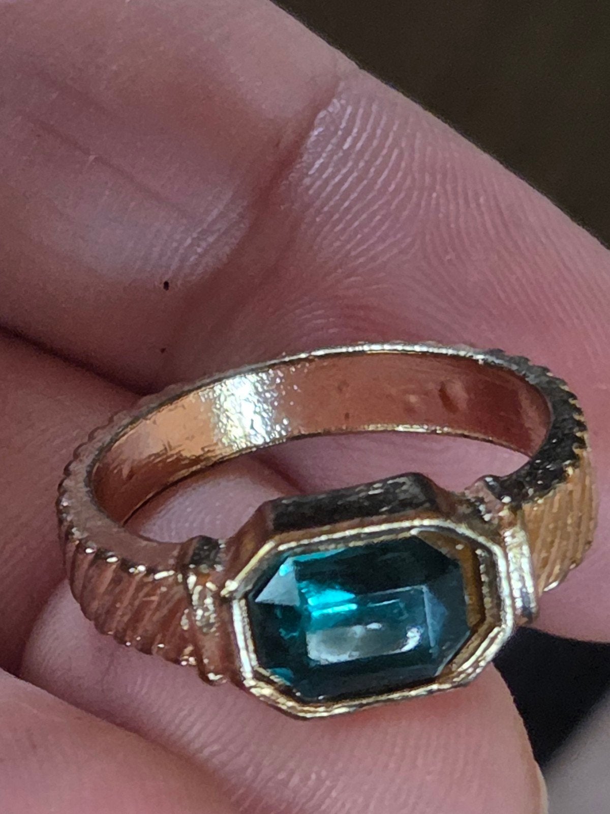 Nieuwe ring met smaragdgroene steen, maat 17, Overige materialen, Nieuw, Ophalen of Verzenden, 17 tot 18