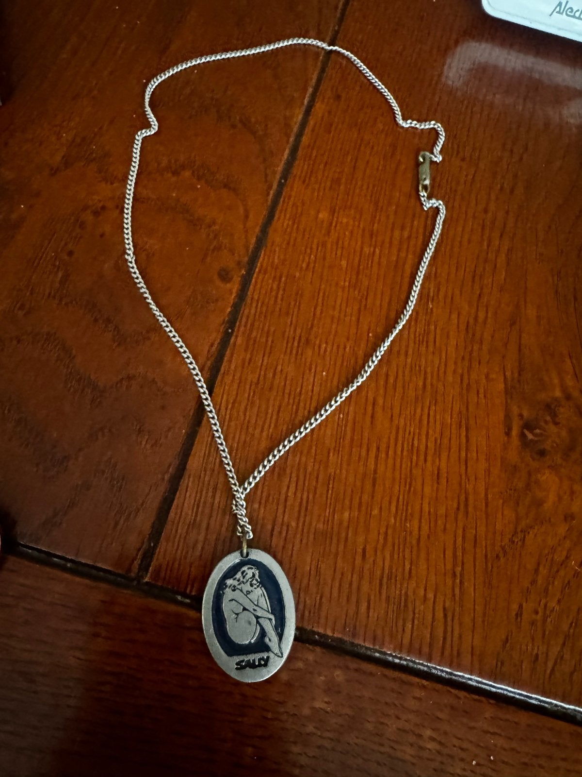 Zilverkleurige hanger 'SALLY' met geëmailleerd reliëf, Ophalen of Verzenden, Zo goed als nieuw, Zilver, Met hanger