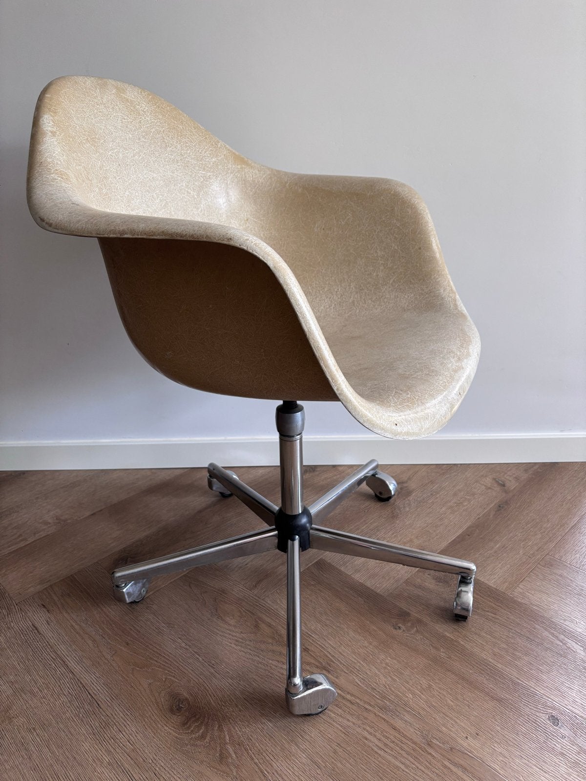 Charles Ray Eames Fiberglass Armchair Herman Miller 1960, Ophalen