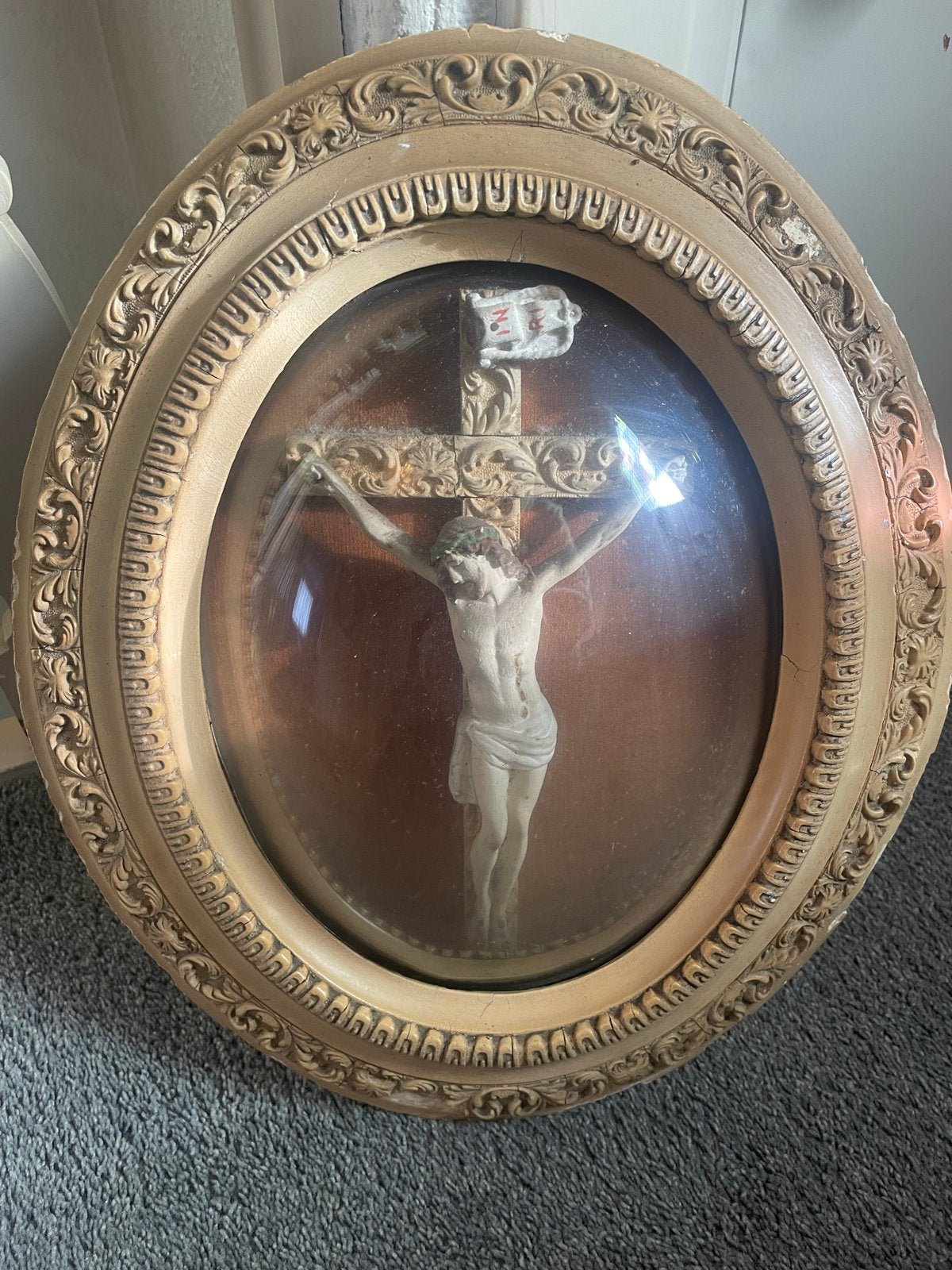 Antiek Kruisbeeld in Ovaal Glas met Sierlijke Lijst, Ophalen of Verzenden