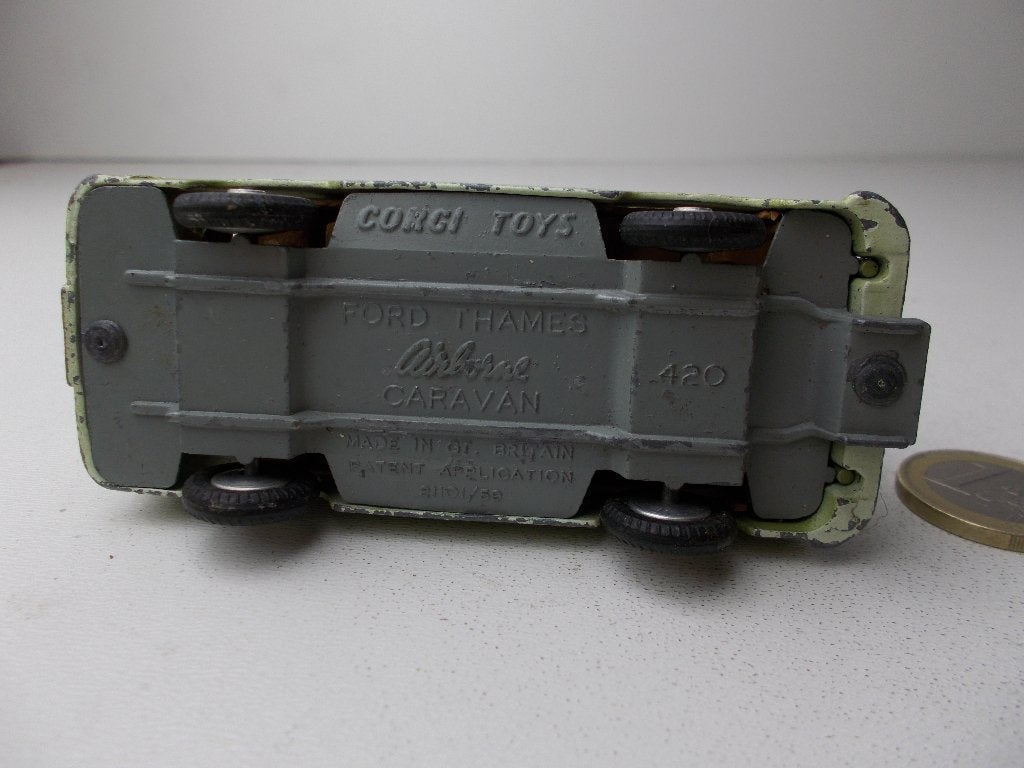 1962 Corgi Toys 420 FORD THAMES AIRBORNE CARAVAN., Ophalen of Verzenden, Gebruikt, Bus of Vrachtwagen, Corgi