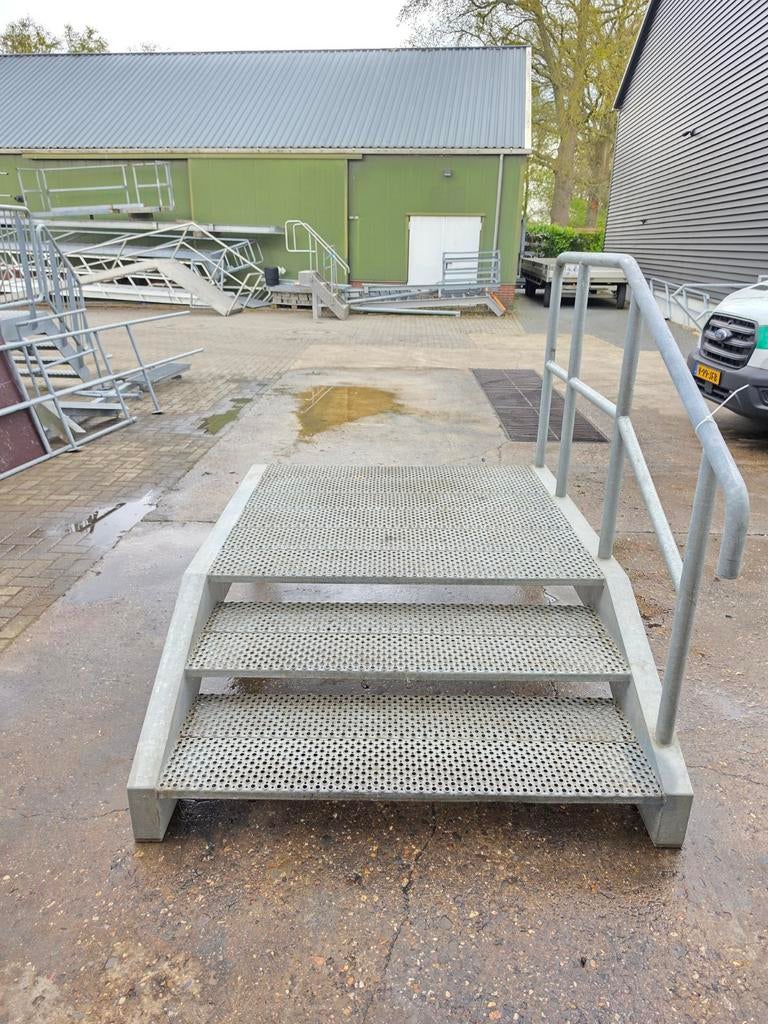 Stalen trap met bordes gegalv. Hoog 0,53 mtr. Nor075, Doe-het-zelf en Verbouw, Ophalen, 2 tot 4 meter