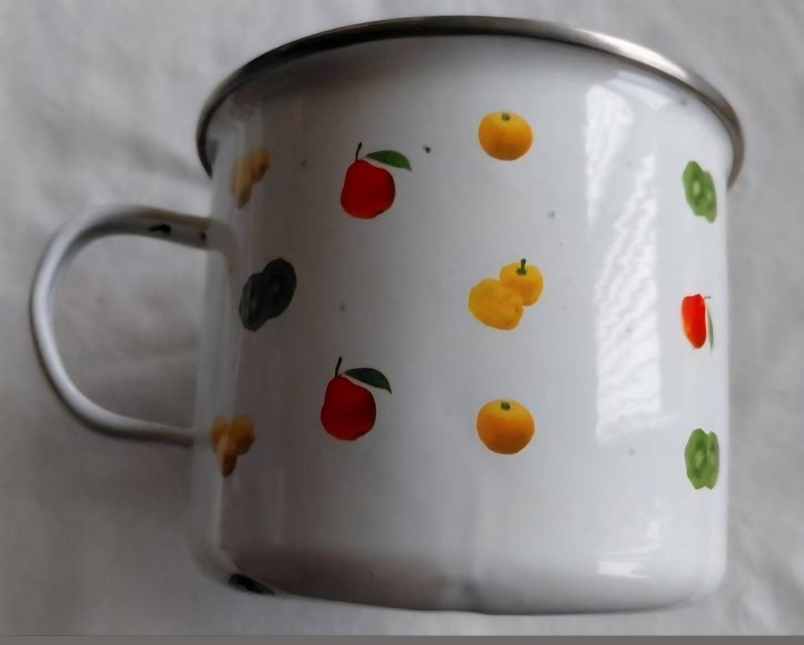 Witte emaille maatbeker pannetje koker fruit decor, Ophalen of Verzenden, Overige materialen, Overige stijlen, Overige typen