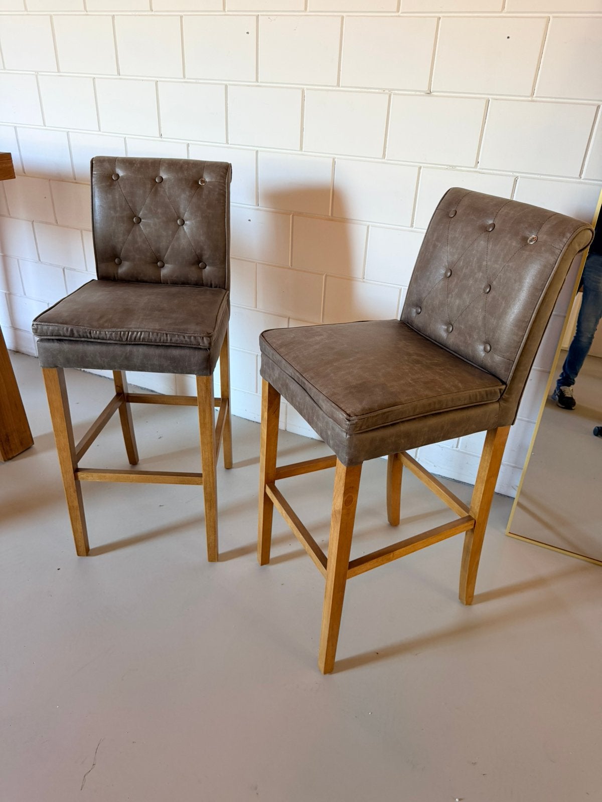 2x Rivièra Maison Marion barkrukken – goede staat, Huis en Inrichting, Ophalen, 60 tot 90 cm, Leer, Zo goed als nieuw