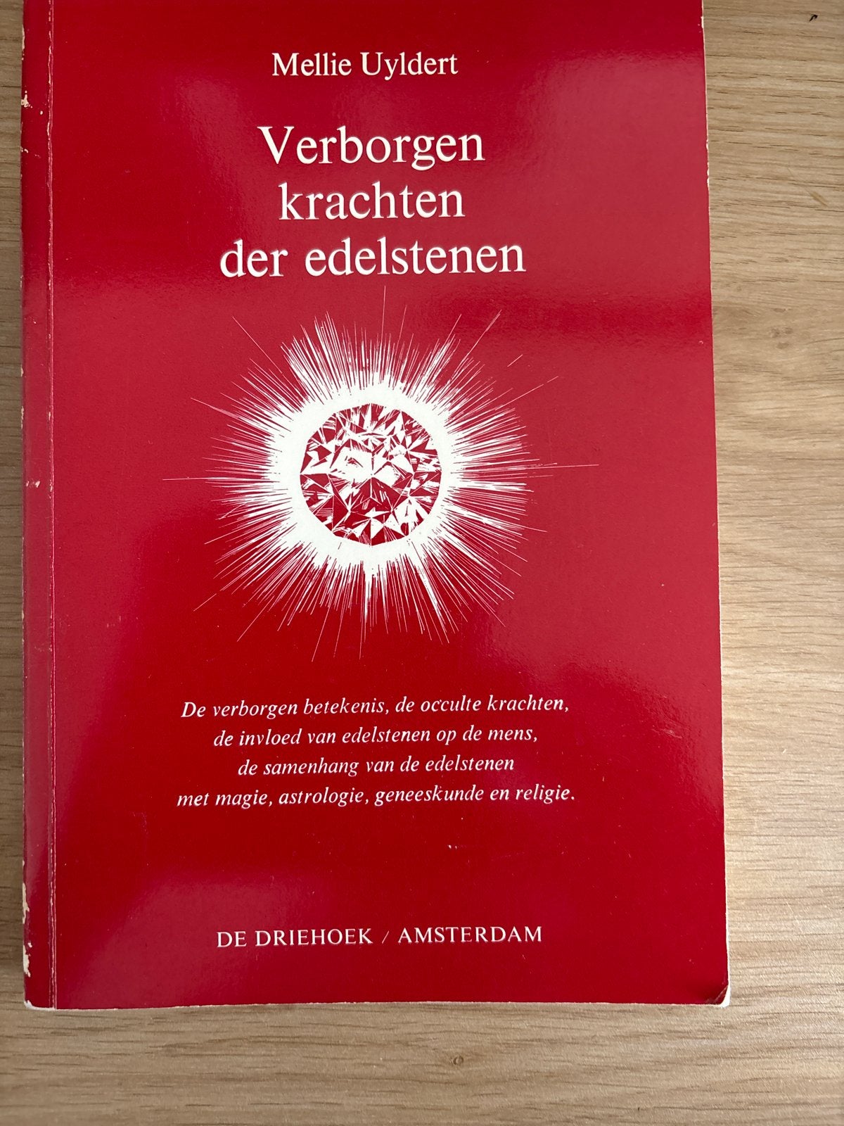 Verborgen krachten der edelstenen - Mellie Uyldert, Boeken, Ophalen of Verzenden, Gelezen, Spiritualiteit algemeen, Achtergrond en Informatie