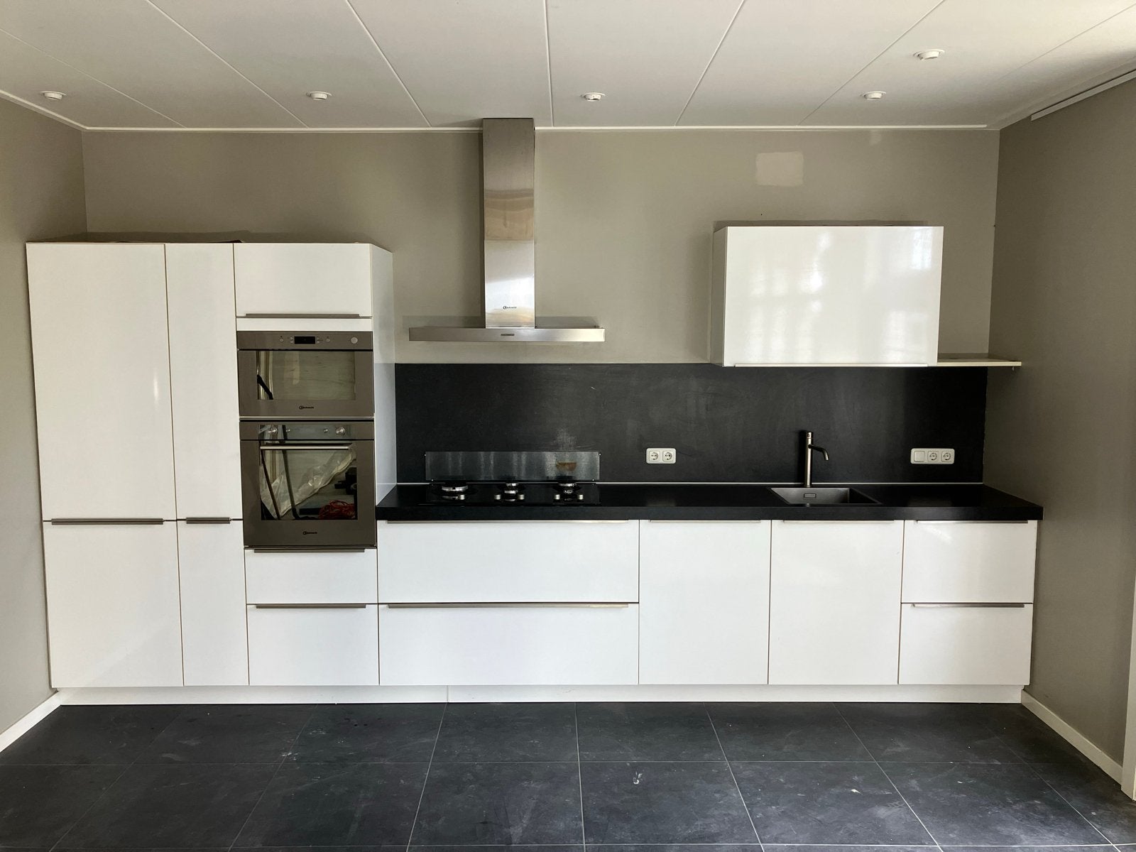 Moderne witte keuken 450cm breed met inbouw apperatuur, Ophalen, Gebruikt, Wit, Enkelwandige keuken