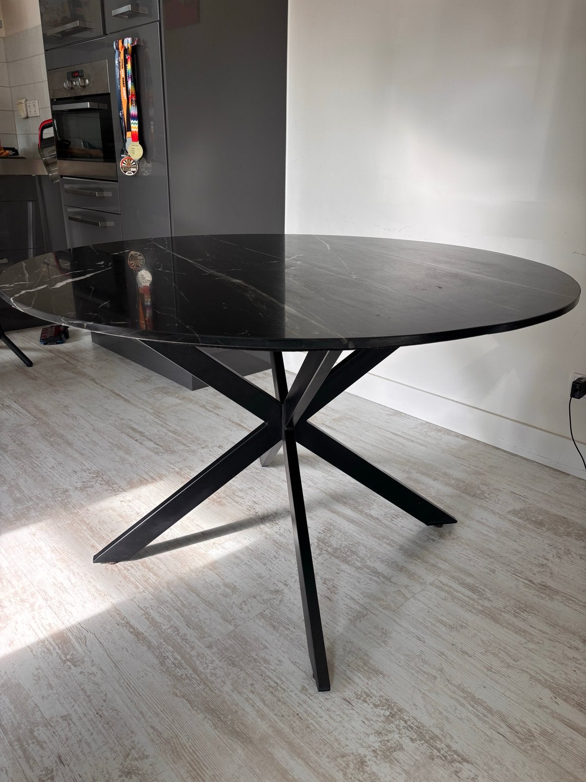 Ronde eettafel met marmer blad en metalen onderstel, Ophalen, Gebruikt, 100 tot 150 cm, Rond