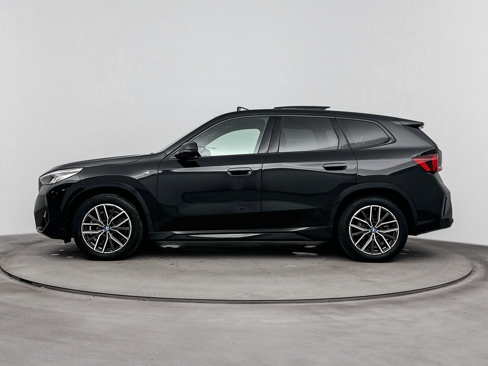 BMW iX1 xDrive30 M Sport / Panoramadak / Sportstoelen / Acht, Dealer onderhouden, Gebruikt, Zwart, Met garantie (alle)