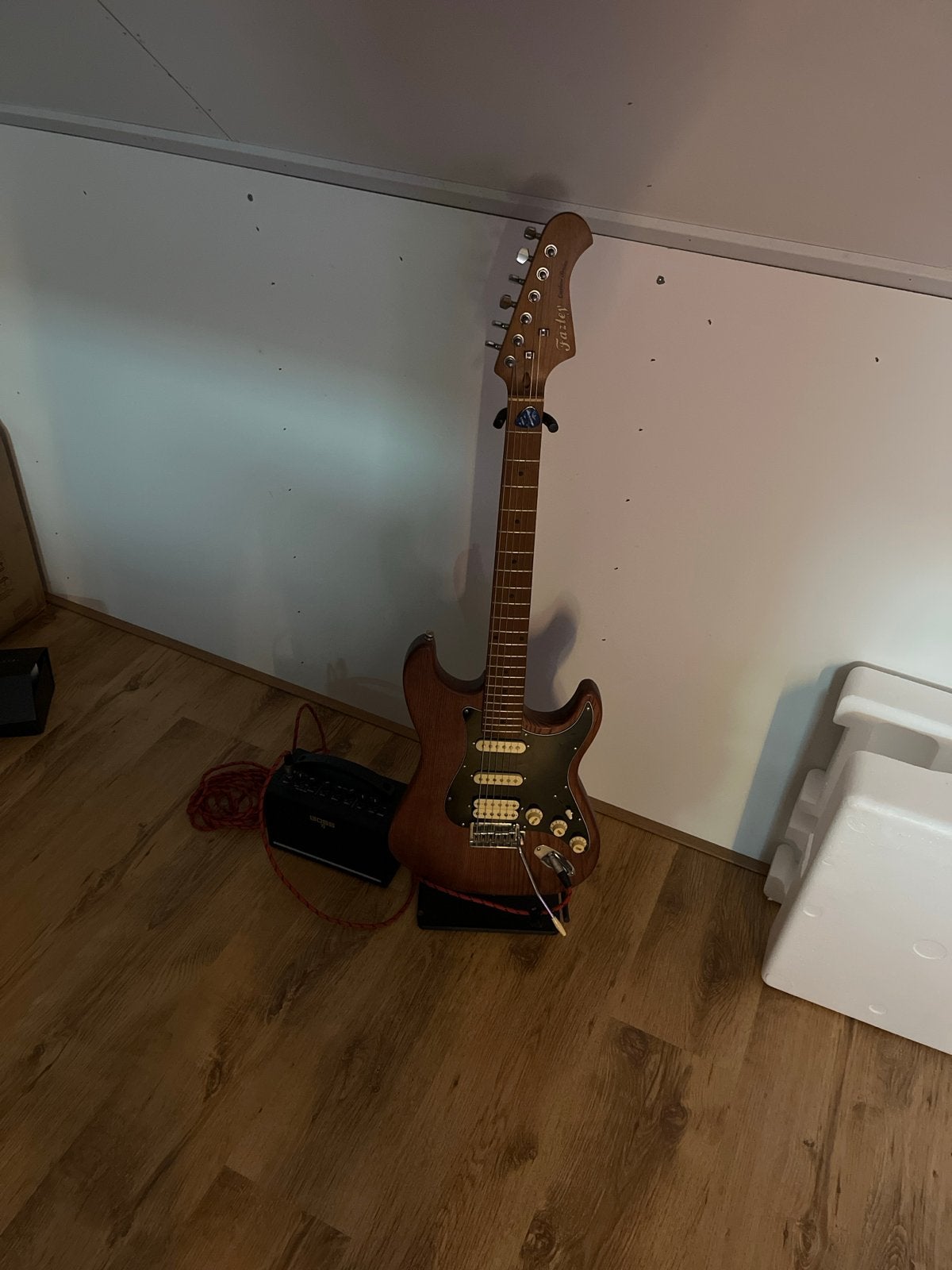Fazley Outlaw Series elektrische gitaar met Boss Katana Mini, Gebruikt, Met versterker, Solid body, Ophalen
