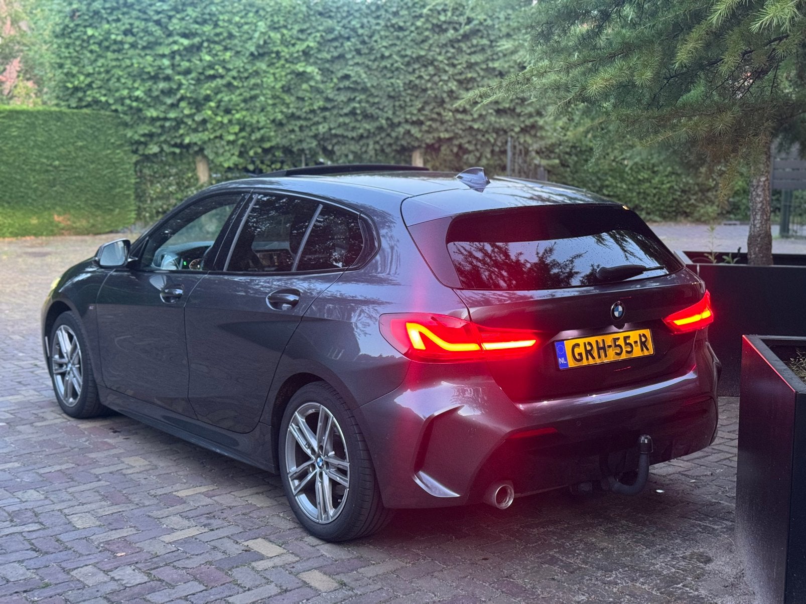 BMW 1-Serie M Sportpakket 118i 136pk 2021 Panorama Trekhaak, Auto's, 136 pk, Parkeerassistent, Handgeschakeld, 3 cilinders