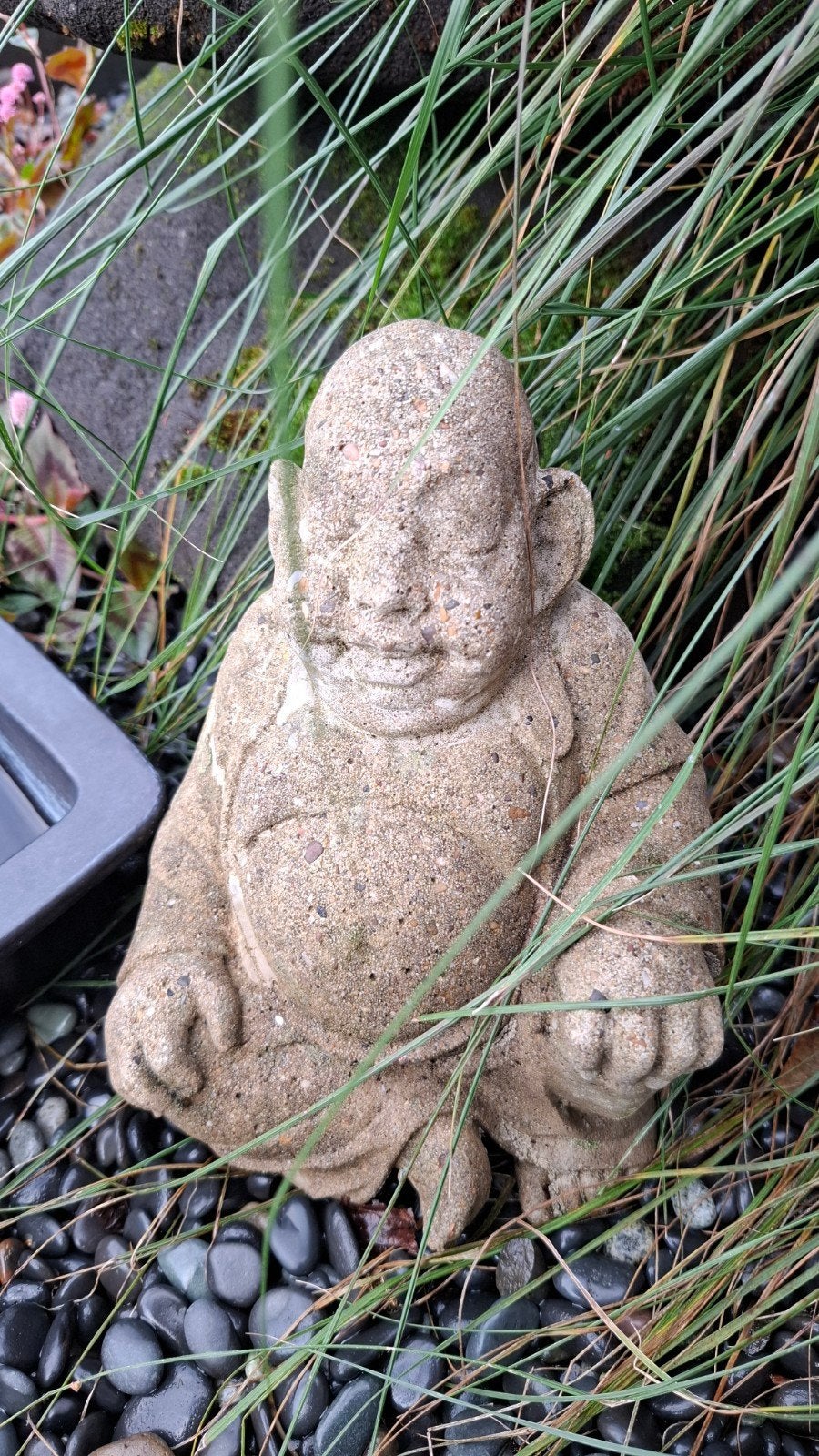 Boeddha beeldje van steen - Lachende Boeddha, Ophalen of Verzenden, Gebruikt, Steen/keramiek, Grijs