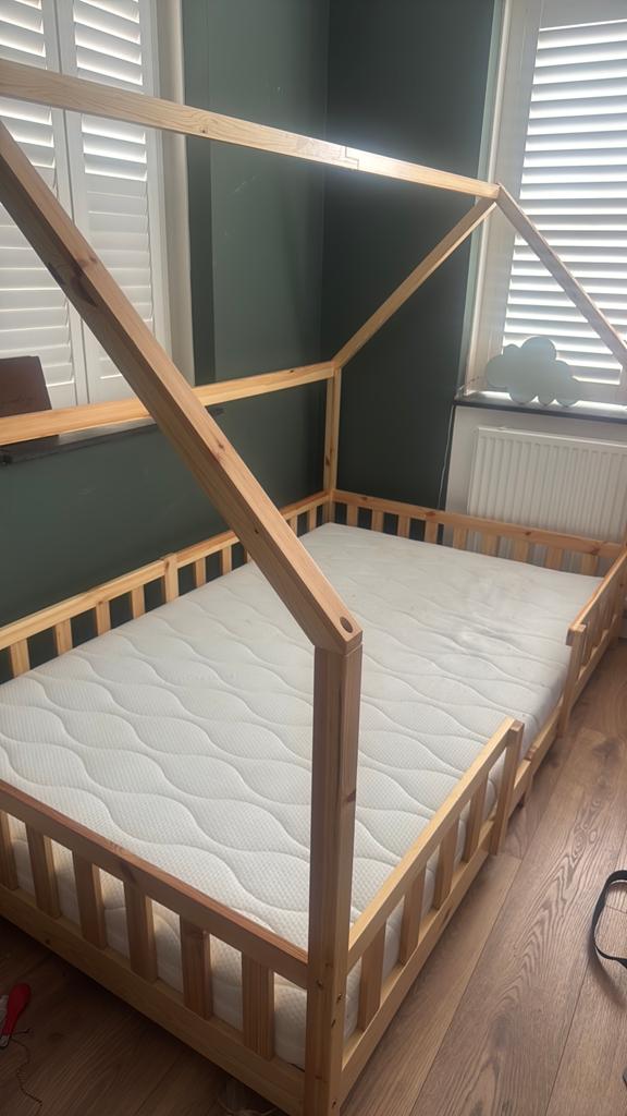 Kinderbed huisbed met uitvalbeveiliging 120-200, Ophalen, 85 tot 100 cm, Zo goed als nieuw, Matras