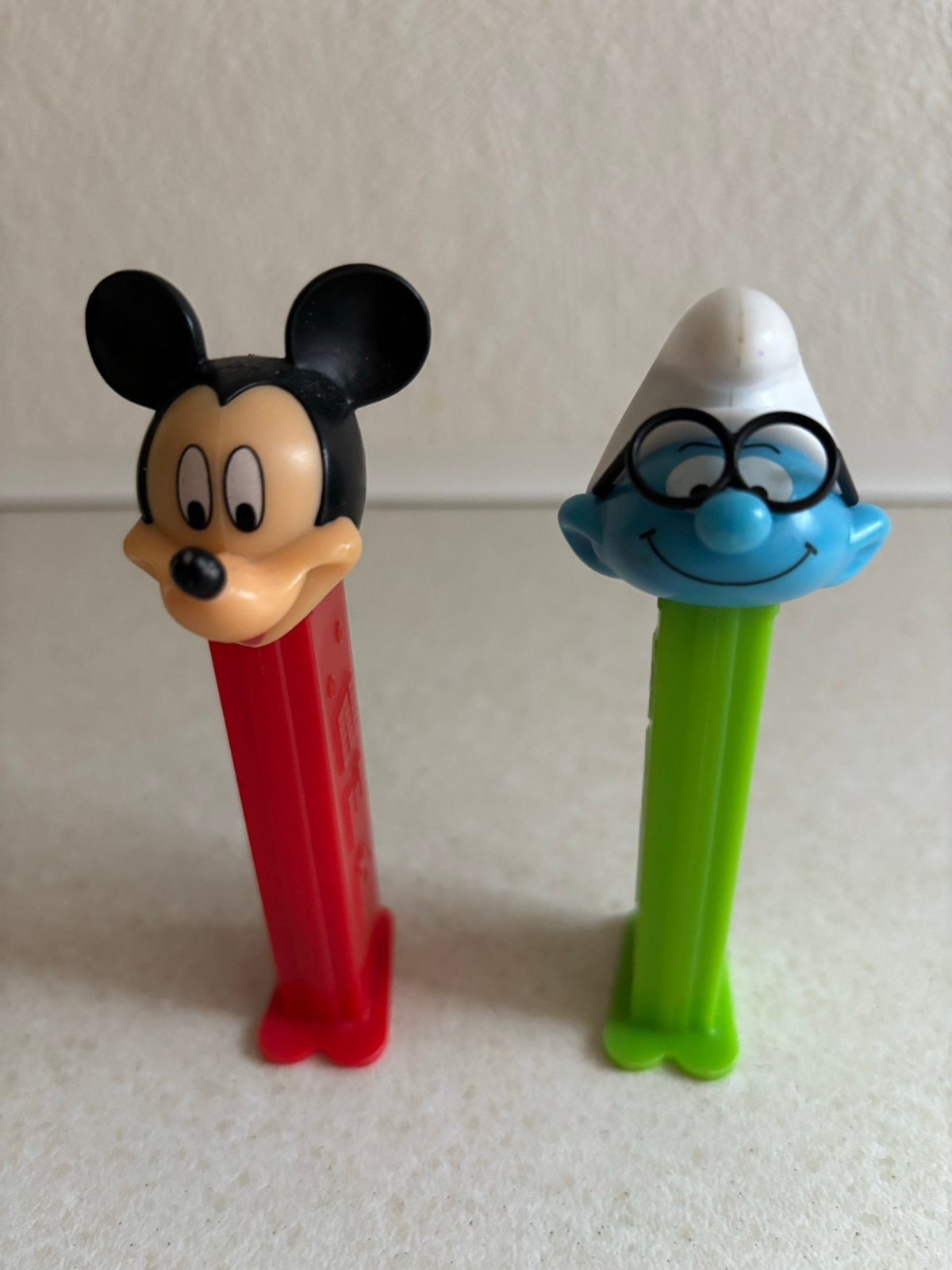 Pez dispensers: Mickey Mouse en Brilsmurf AFHALEN € 2,00, Ophalen of Verzenden, Gebruikt