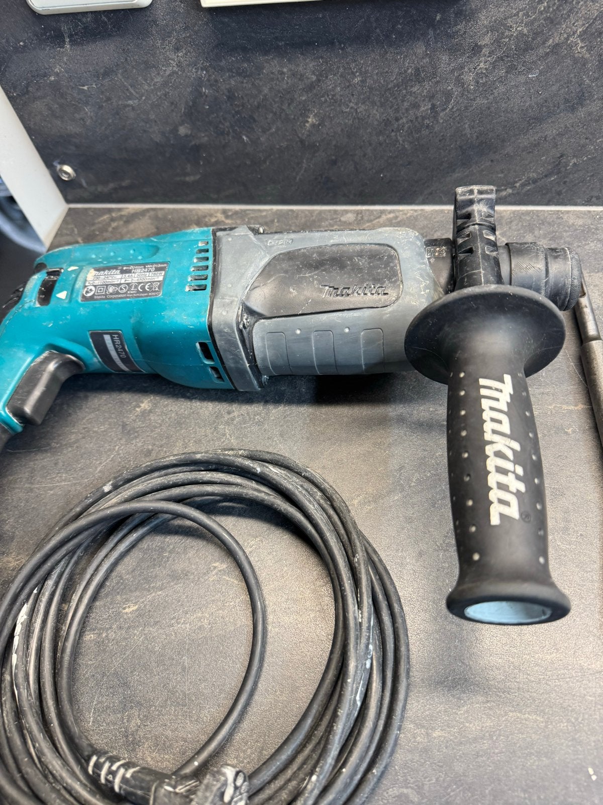 Makita Boorhamer HR 2470 met 16 SDS beitels (5 nieuw), Boor- en/of Breekhamer, Ophalen of Verzenden, Klopboormechanisme, Gebruikt