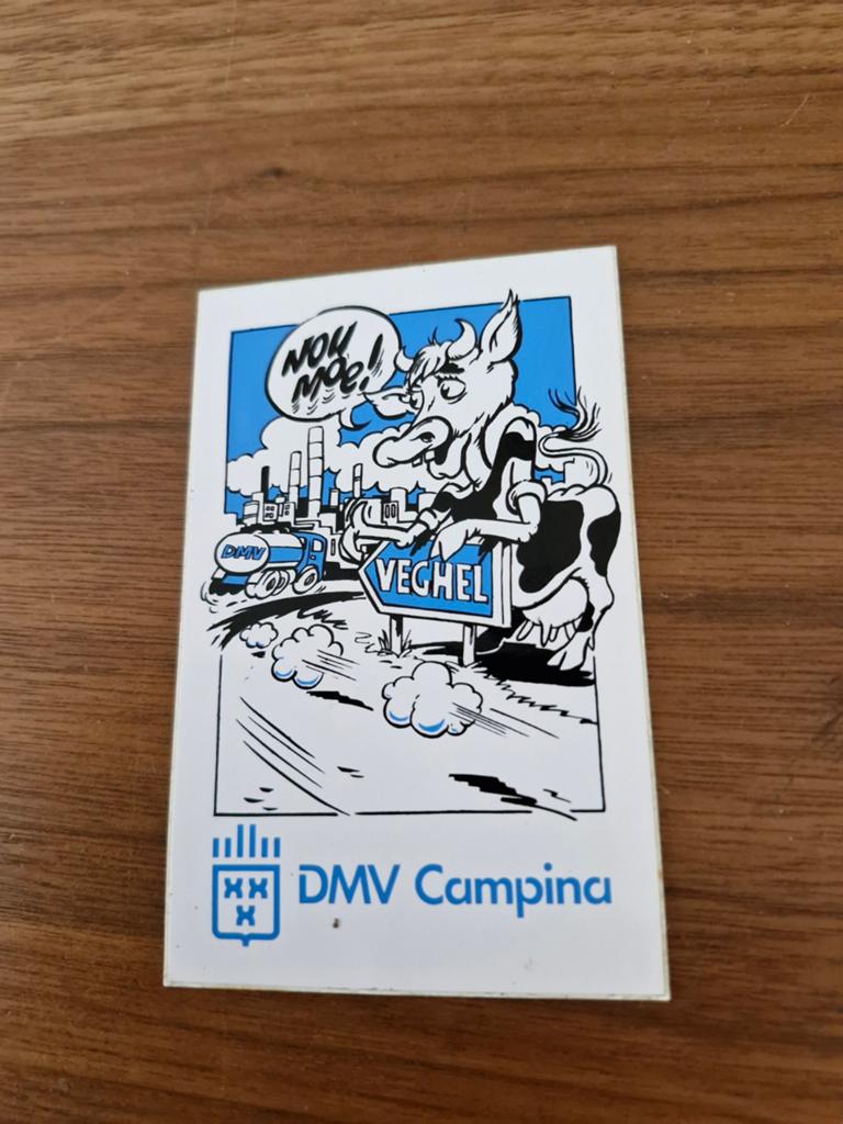 8161 Vintage DMV Campina sticker - Koe in Veghel, Verzamelen, Stickers, Ophalen of Verzenden, Gebruikt, Bedrijf of Vereniging
