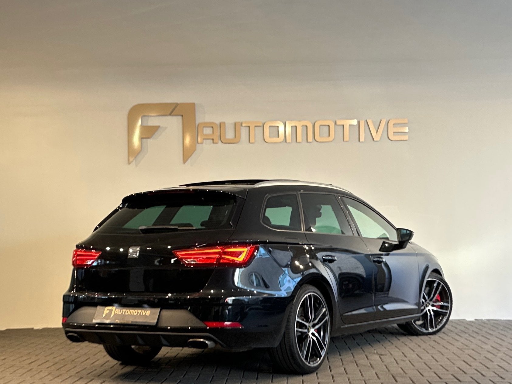 Seat LEON ST 2.0 TSI CUPRA 300 Pano|Beats|Sfeer|Keyles|CarPl, 4 cilinders, 1984 cc, Leon, Zwart