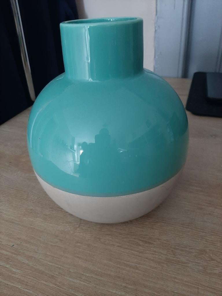 Leuke turquoise en witte vaas - Woondecoratie, Huis en Inrichting, Woonaccessoires | Vazen, Overige kleuren, Aardewerk of Porselein