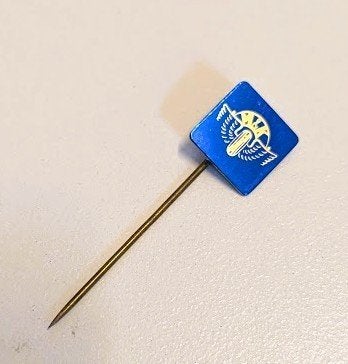 onbekende blikken speld M & K, Ophalen of Verzenden, Gebruikt, Overige onderwerpen, Speldje of Pin