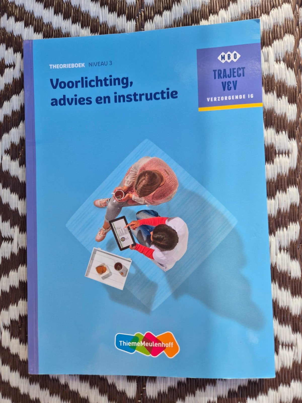 Theorieboek MBO Traject V&V Verzorgende IG Niveau 3, Ophalen of Verzenden, Zo goed als nieuw, MBO, M.J.L. van Geleuken