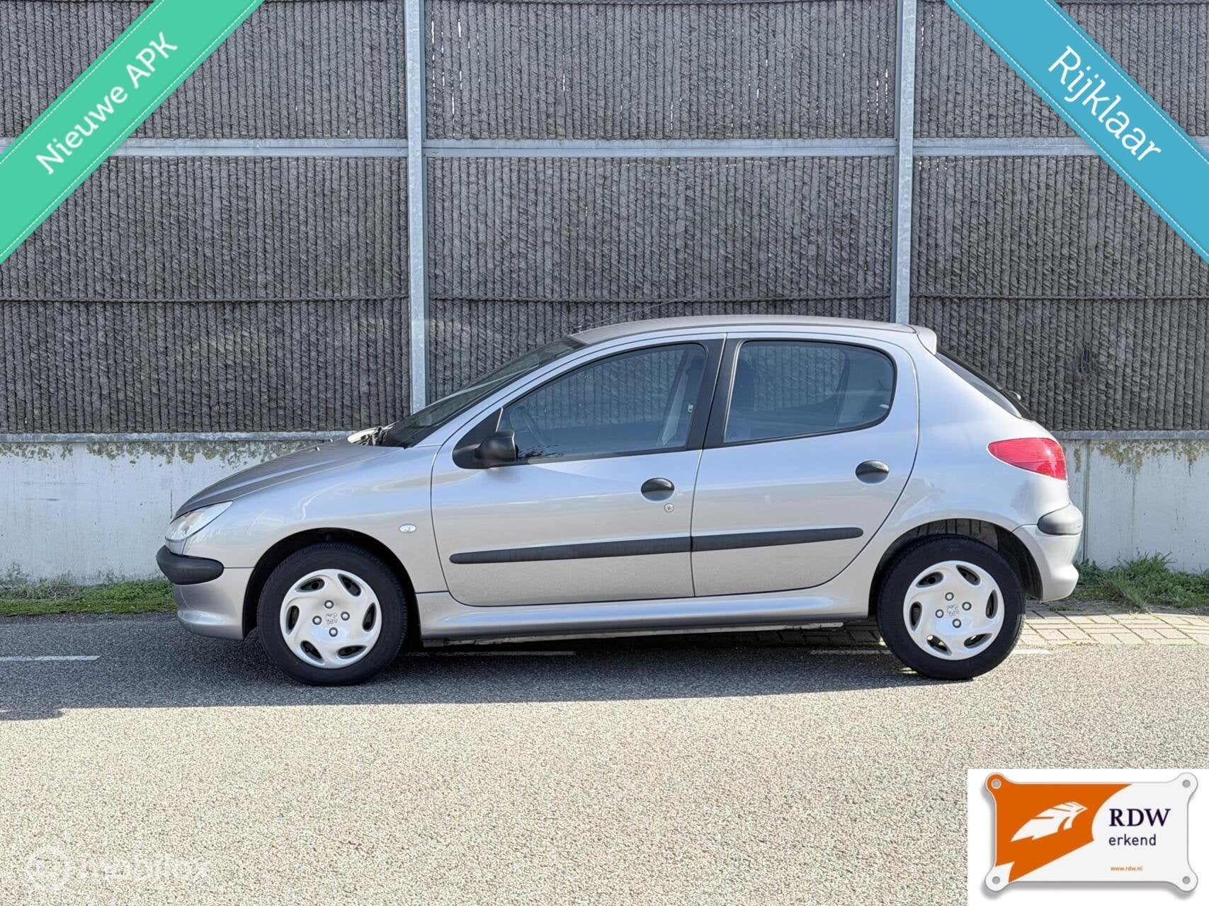 Peugeot 206 1.4 Gentry NAP/NWE APK/LAGE KM STAND/NETTE AUTO, Voorwielaandrijving, 31 €/maand, 4 cilinders, Origineel Nederlands