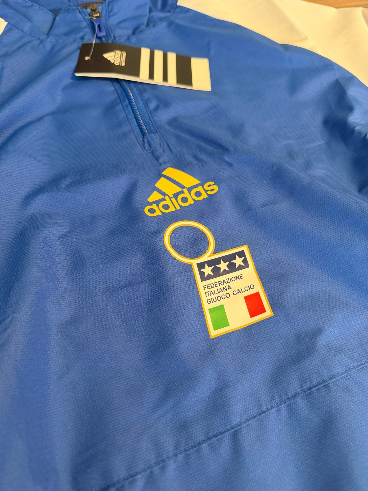 Adidas Italië trainingspak - Nieuw met labels, Kleding | Heren, Sportkleding, Nieuw, Ophalen of Verzenden, Voetbal, Maat 48/50 (M)