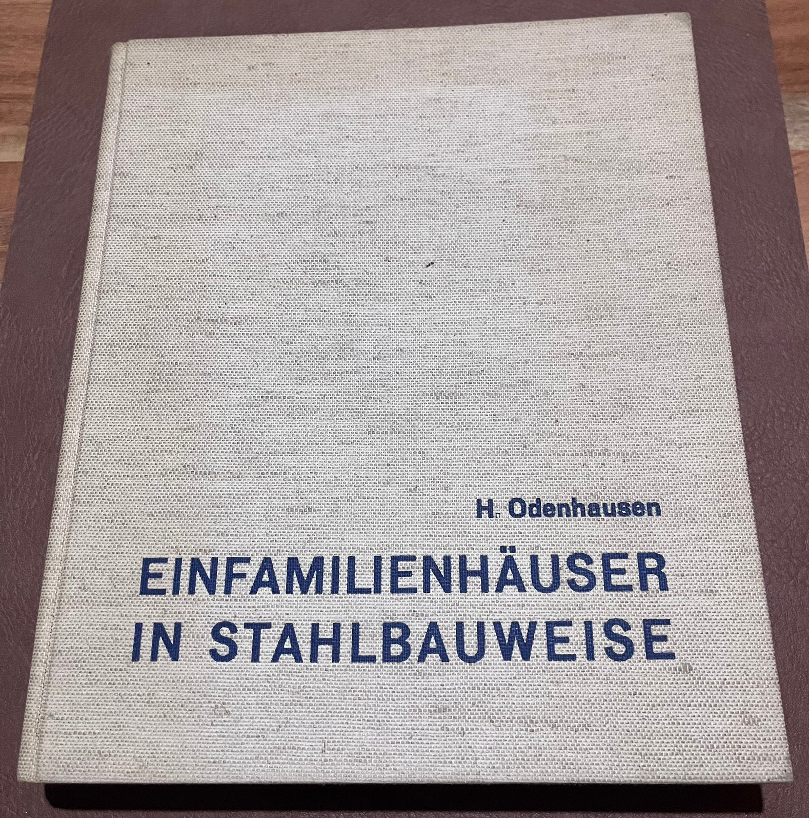 Boek - Einfamilienhäuser in stahlbauweise - H. Odenhausen, Boeken, Ophalen of Verzenden, Gelezen, Architectuur algemeen