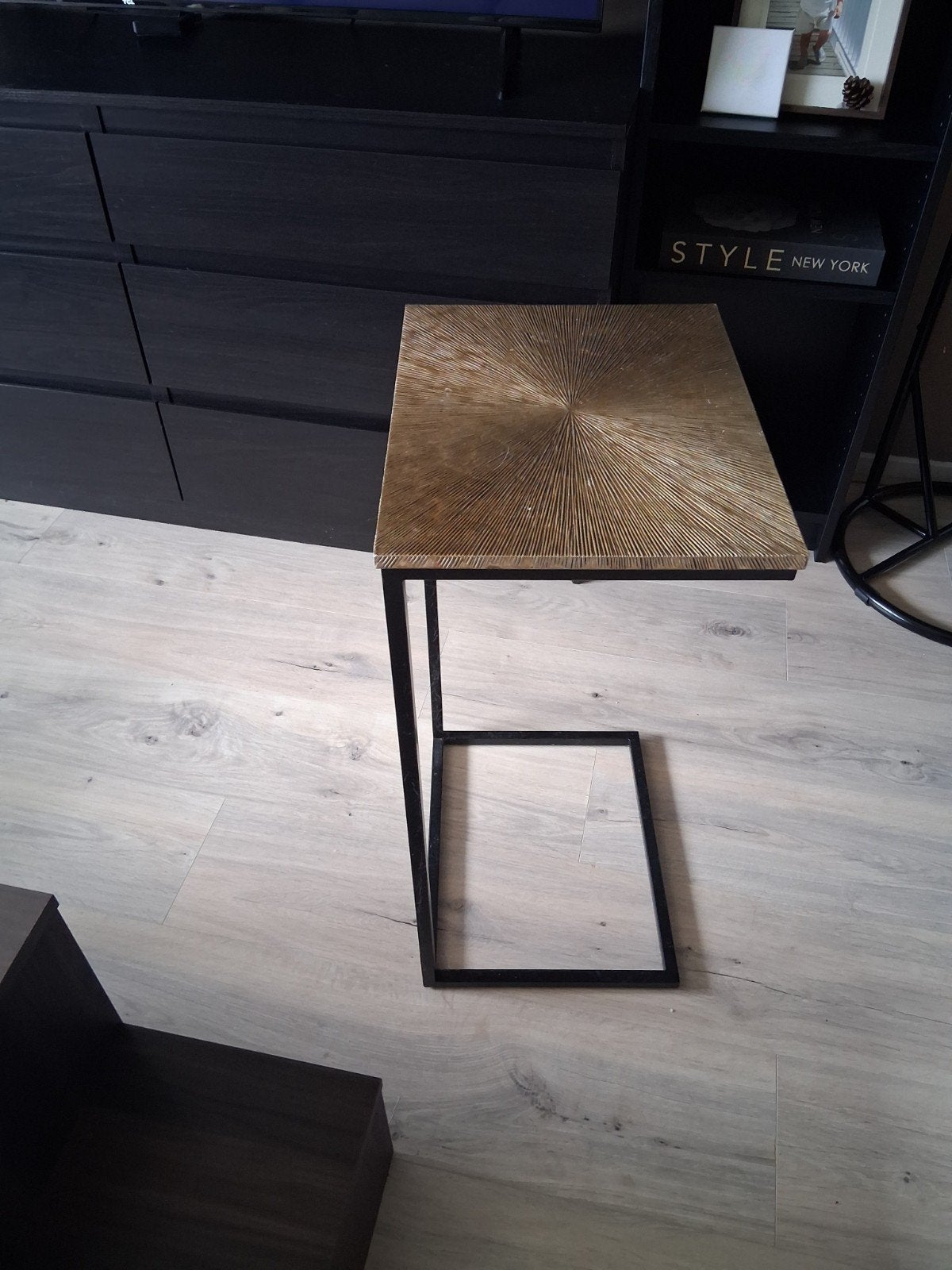 Bijzettafel met uniek gouden blad, Huis en Inrichting, Tafels | Bijzettafels, Minder dan 55 cm, Metaal of Aluminium, Zo goed als nieuw