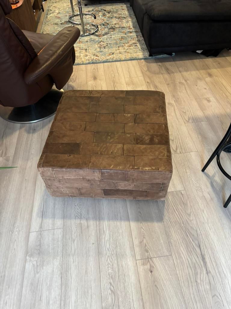 Leren poef/hocker op wieltjes authentiek, Huis en Inrichting, Tafels | Salontafels, Ophalen, 50 tot 100 cm, Vierkant, Zo goed als nieuw