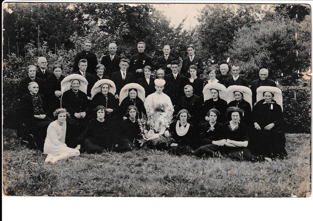 Uden-Familiefoto i.v.m Priesterwijding 1937 Foto Sandtmann, Verzamelen, Ansichtkaarten | Nederland, Ongelopen, Noord-Brabant, 1920 tot 1940