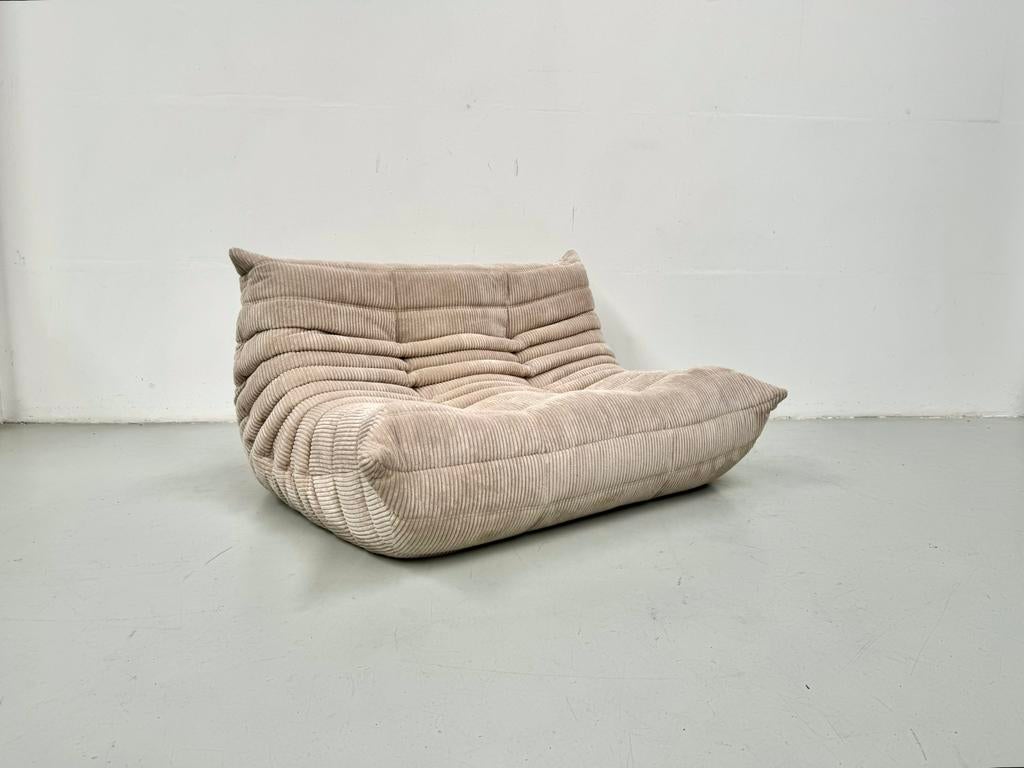 Togo 2-seater in Beige Cord by M. Ducaroy for Ligne Roset., Huis en Inrichting, Banken | Sofa's en Chaises Longues, Eenpersoons
