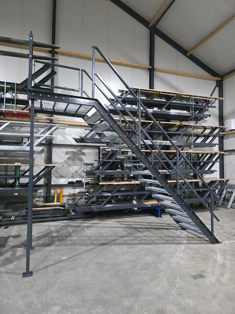 Stalen trap ral7016 hoog 3.0mtr nieuw nog0408, Doe-het-zelf en Verbouw, Ladders en Trappen, Ophalen, Zo goed als nieuw, Trap, 2 tot 4 meter