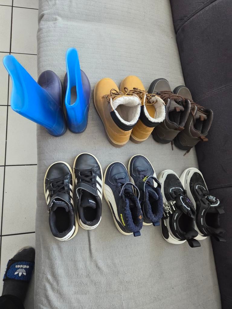 Jaseen €10 rob €5 regenbroek  € 5schoenen tafel en stoel €5, Kinderen en Baby's, Kinderkleding | Schoenen en Sokken, Gebruikt