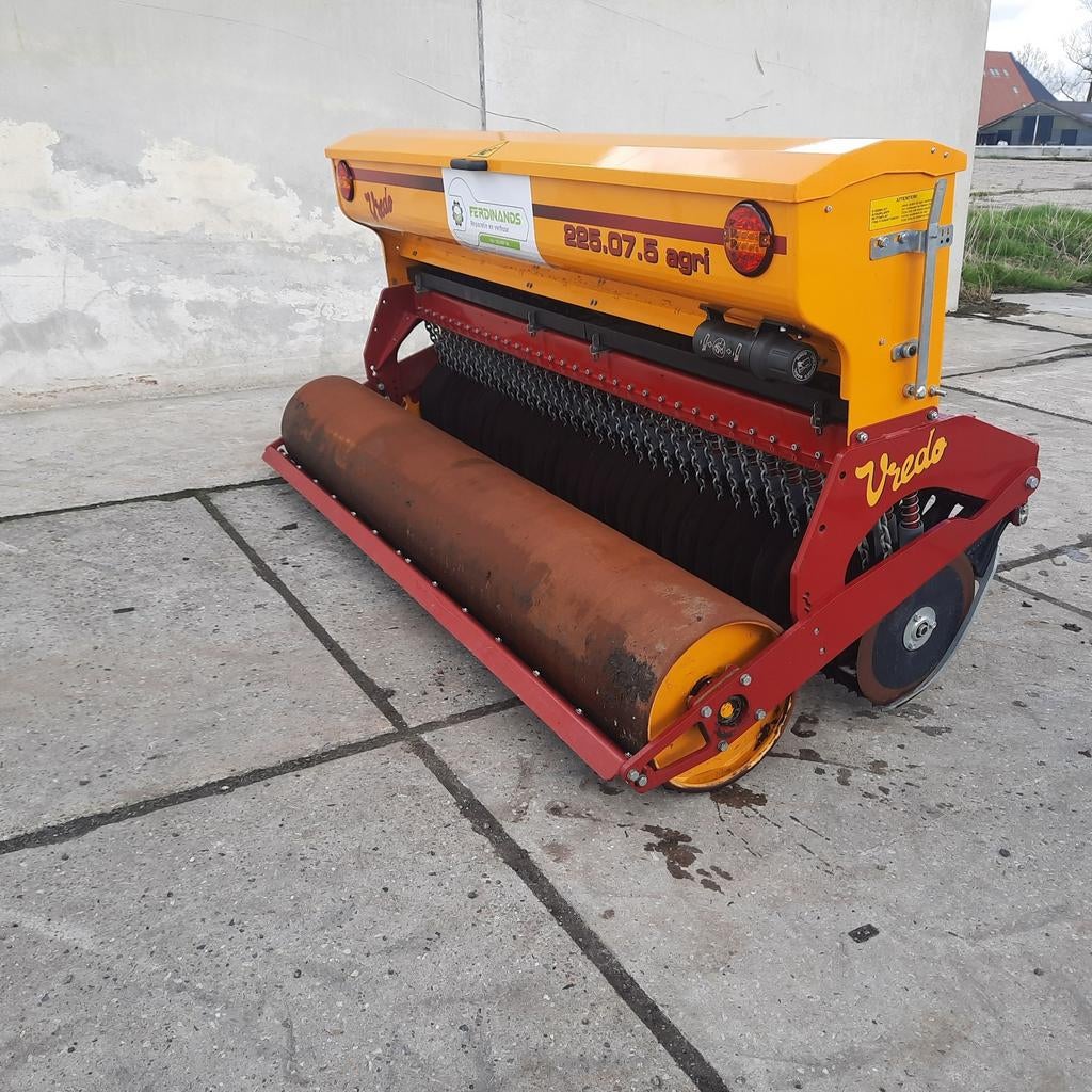 TE HUUR: meststrooier walkantfrees vredo doorzaaimachine enz, Zakelijke goederen, Agrarisch | Werktuigen, Ophalen