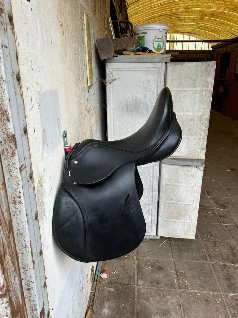 Daaleman - 17inch dressuur zadel zwart, Dieren en Toebehoren, Paarden en Pony's | Zadels, Ophalen, Zo goed als nieuw, Dressuur