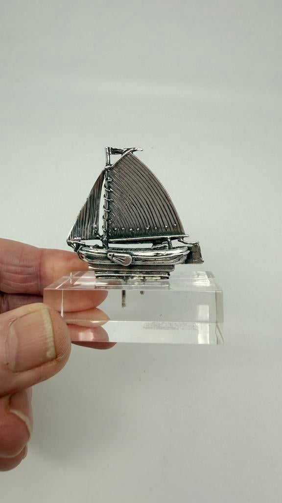 Zilveren zeilboot op kunststof plaat., Antiek en Kunst, Verzenden, Zilver