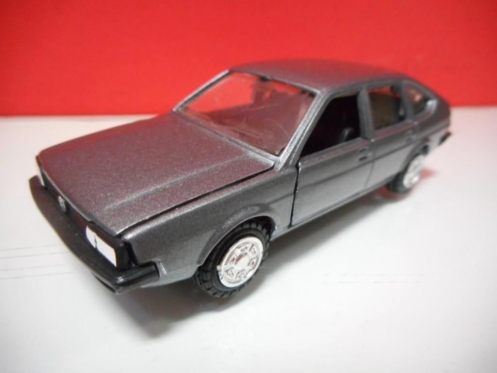CONRAD 1010 VOLKSWAGEN PASSAT GLS 1973, Hobby en Vrije tijd, Modelauto's | 1:43, Ophalen of Verzenden, Gebruikt, Auto, Overige merken