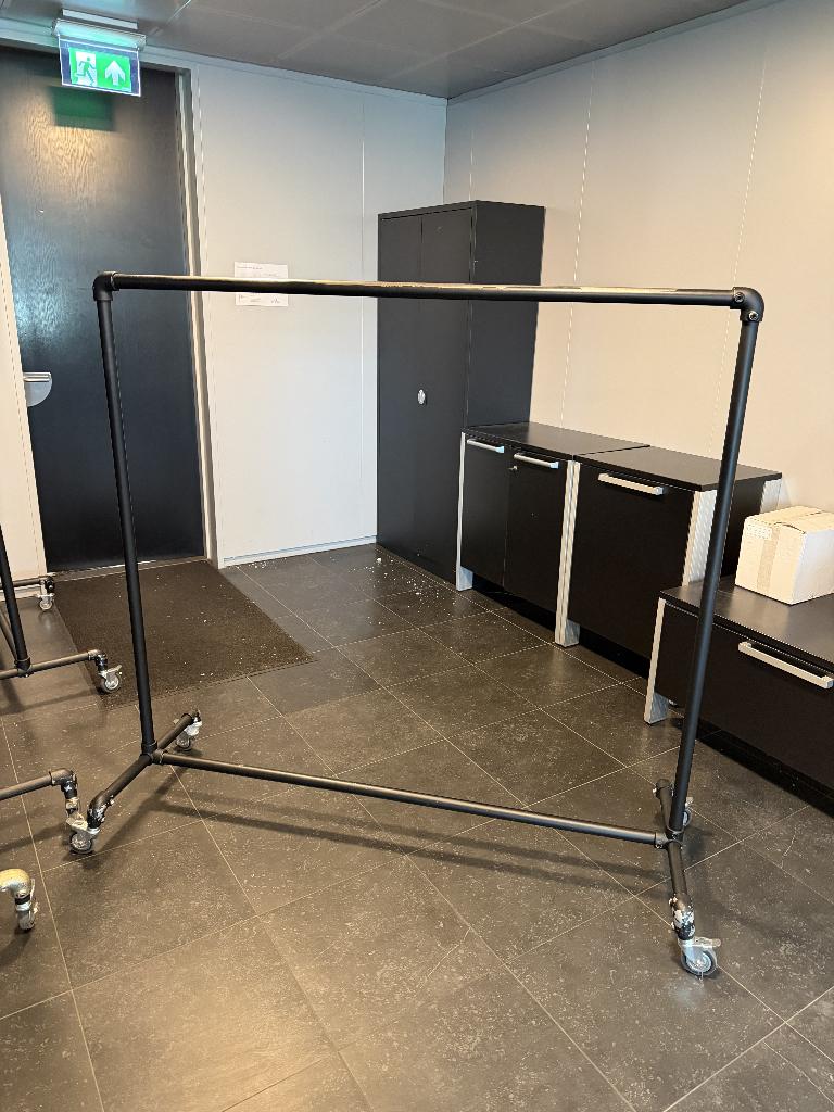 Steigerbuis Kledingrek Zwart op Wielen – 156 cm Breed, Ophalen of Verzenden, Met wielen, Gebruikt