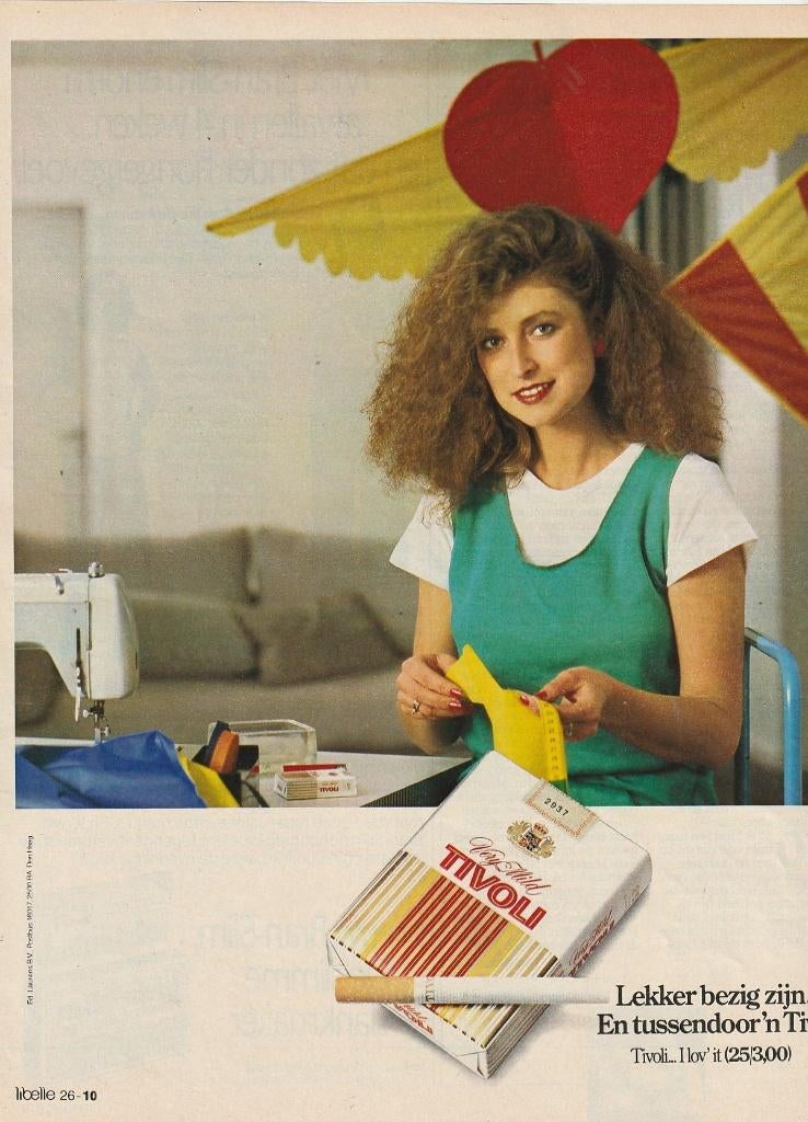retro reclame 1982 Tivoli sigaretten vrouw met naaimachine, Verzenden, Overige typen