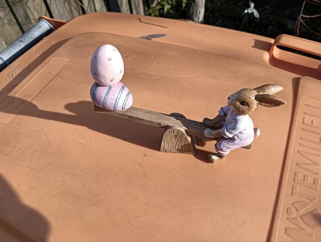Beeld haas met eieren  op wipwap Pasen Clayre en Eef, Ophalen, Zo goed als nieuw