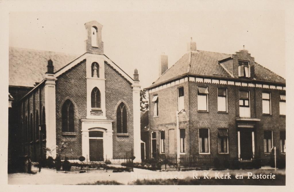 Nieuwe Pekela    R.K.Kerk en Pastorie, Ophalen of Verzenden, 1920 tot 1940, Ongelopen, Groningen