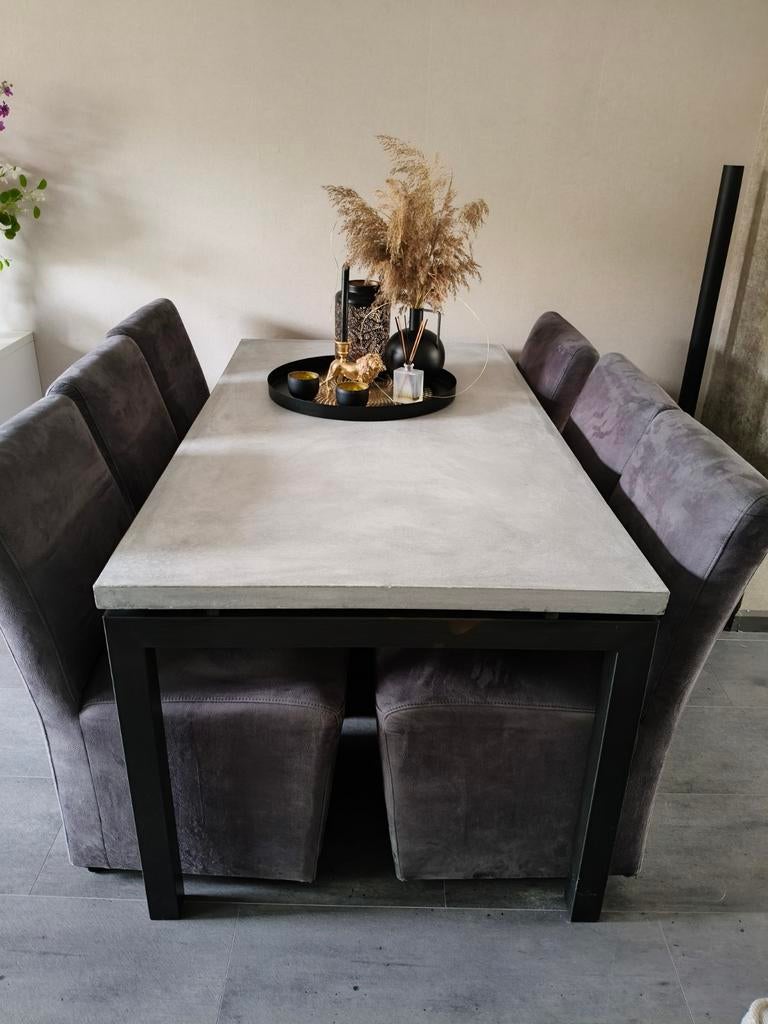 Betonlook tafel met zwart staal onderstel, Ophalen, Zo goed als nieuw