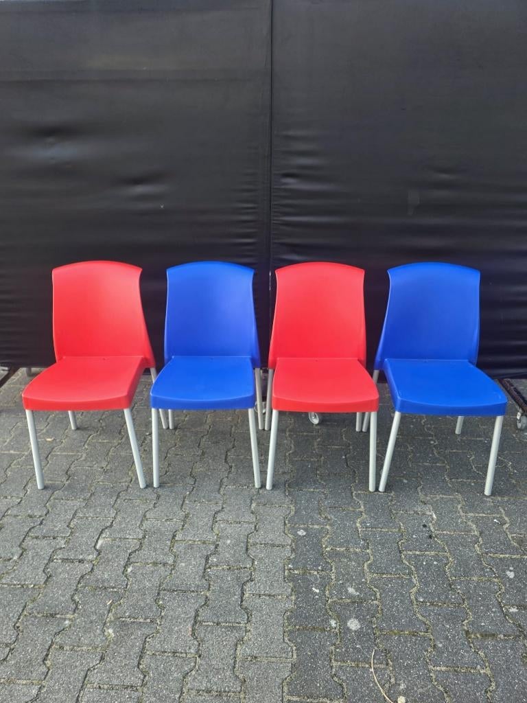 2 Blauwe en 2 rode kunststoffen kantine stoelen, Ophalen, Blauw, Binnenkortbeschikbaar@hotmail.com, Zo goed als nieuw