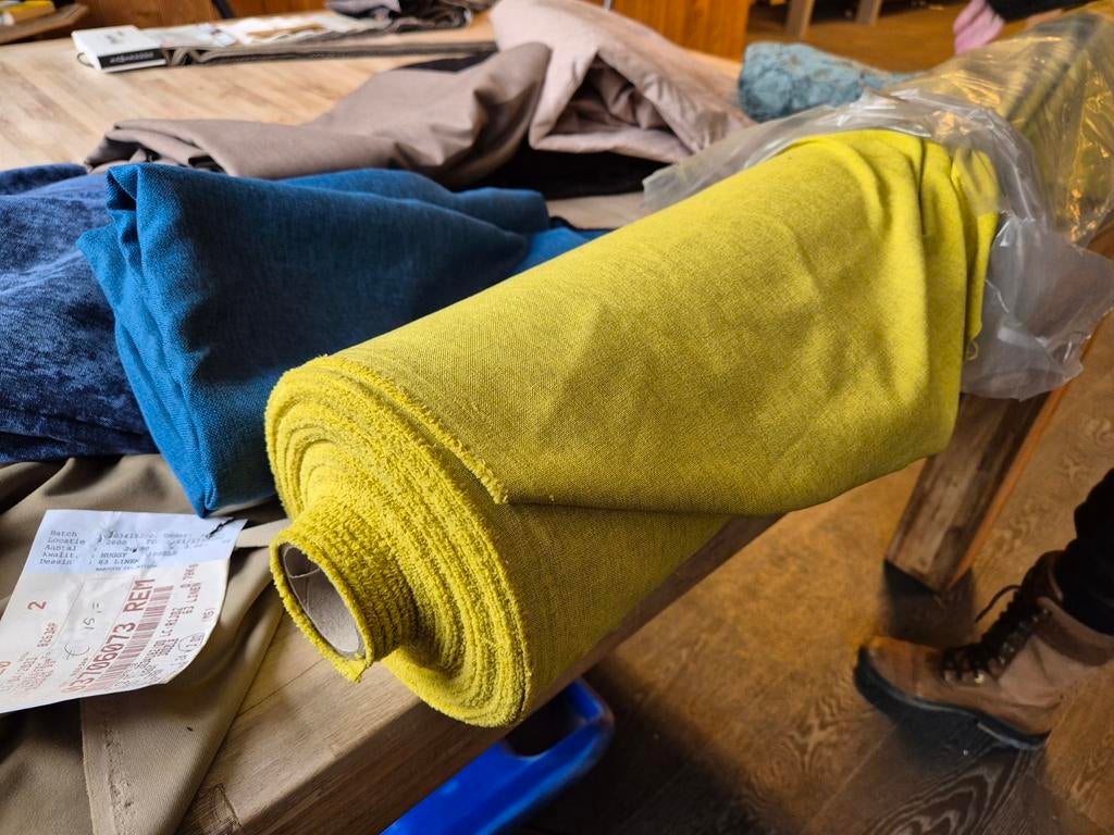 Frisse kleur lemon overgordijn stof! Laatste rol 34m., Huis en Inrichting, Ophalen of Verzenden, Nieuw